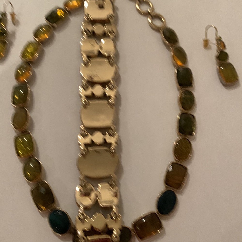 Beautiful set in green includes necklace bracelet and earrings - Picture 4 of 5